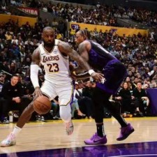 La saison régulière de la NBA débute, les Lakers remportent trois victoires consécutives
